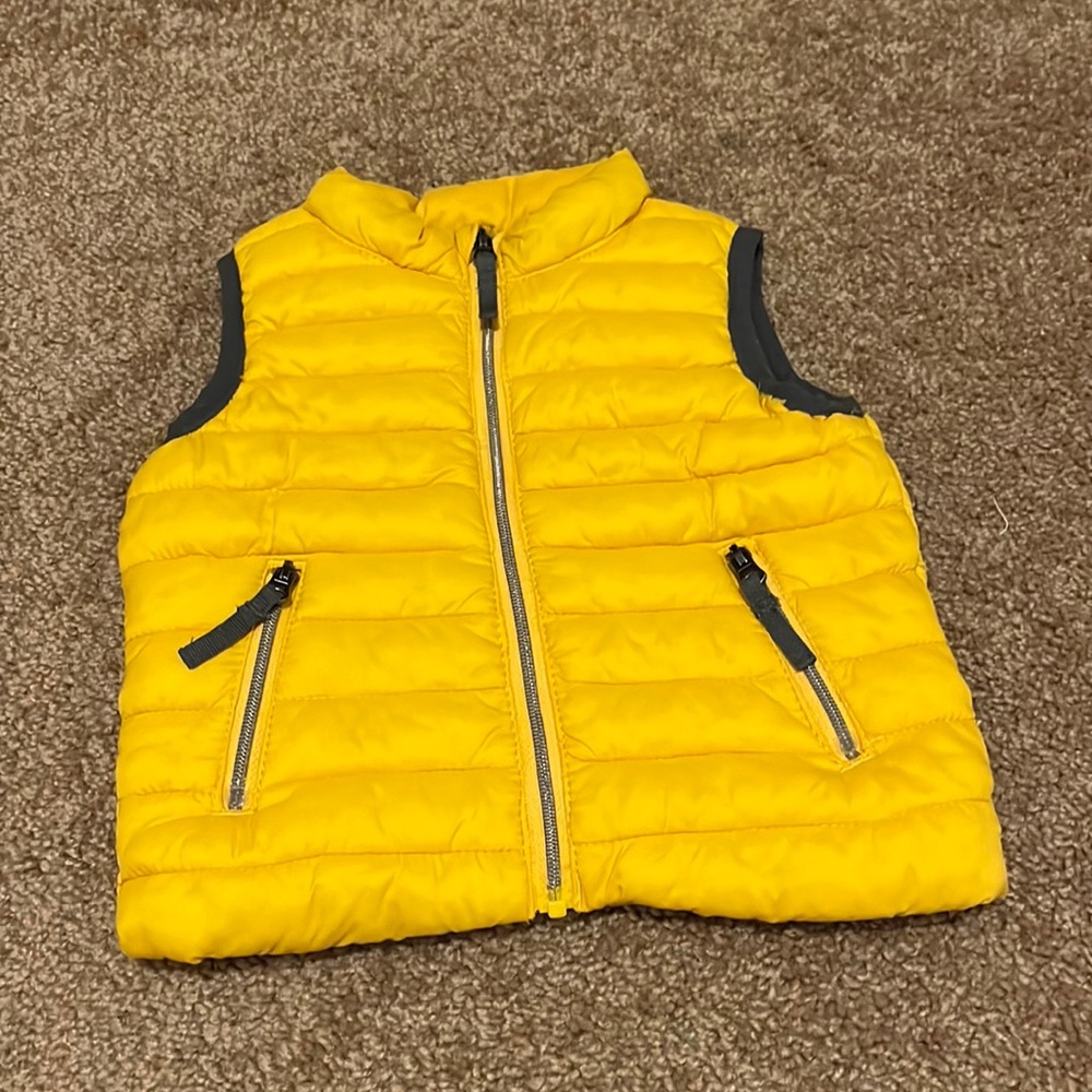 PUFFY VEST 💛